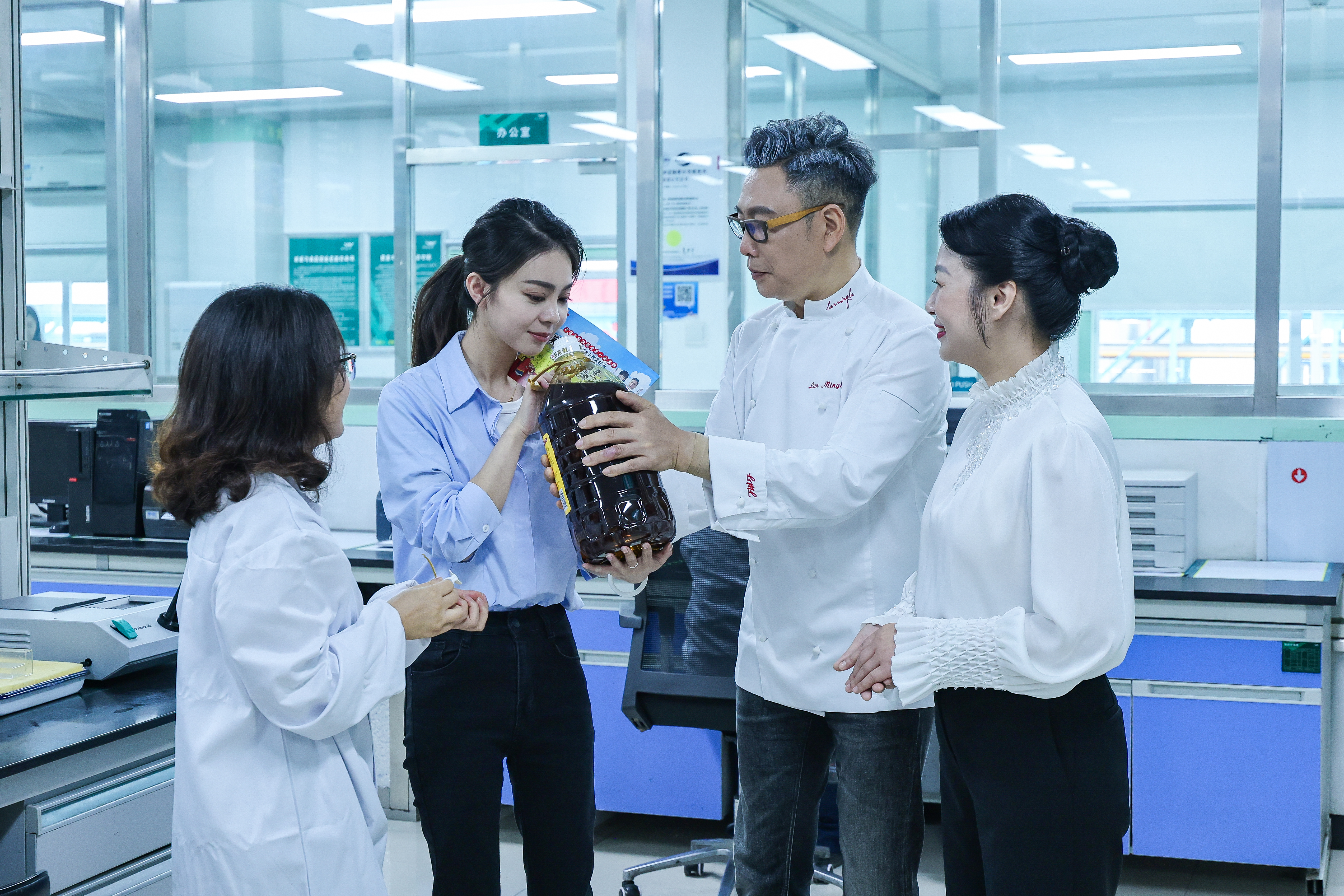 金龙鱼工厂实录：从生态基地到生产线和寻香品鉴官共同亲眼见证外婆乡小榨菜籽油新鲜开榨！(图2)