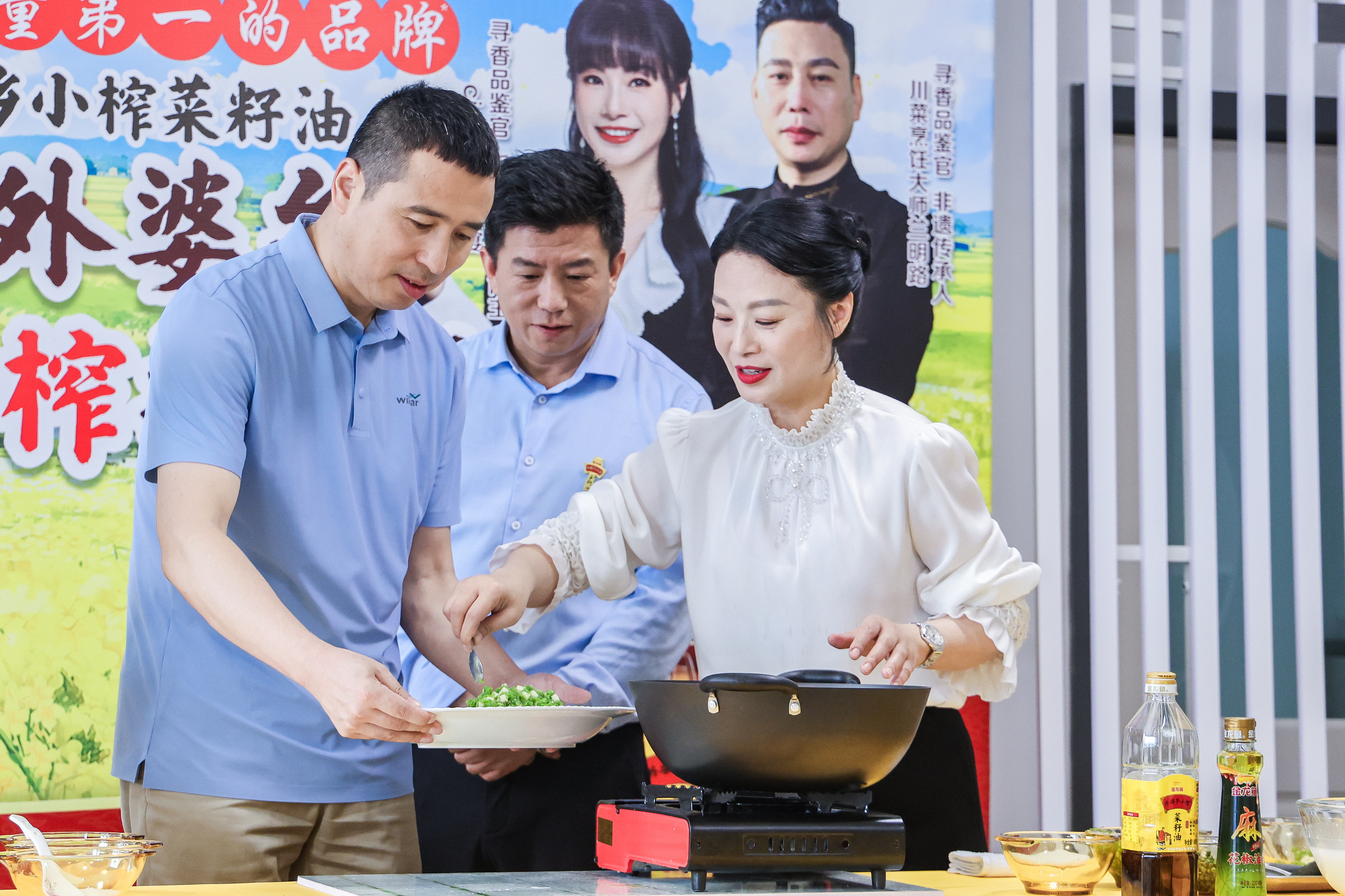 金龙鱼工厂实录：从生态基地到生产线和寻香品鉴官共同亲眼见证外婆乡小榨菜籽油新鲜开榨！(图5)