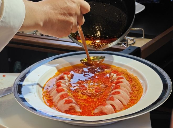九游娱乐文化：以食为媒对话全运！两地大厨同台献艺共绘“穗渝连心”(图4)