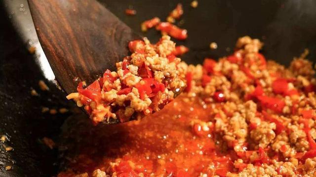 九游娱乐：单独吃难以下口当佐料做菜成美味佳肴聊聊万能酱料豆瓣酱(图2)