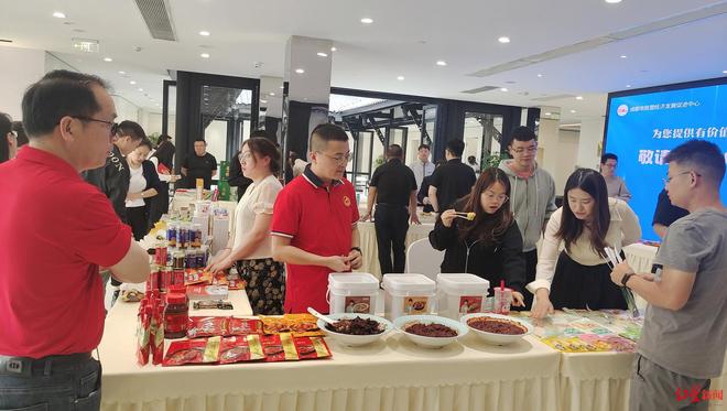 九游娱乐：美味的对接会！正大鲜猪肉饺子、通威开背鮰鱼、黑芝麻馅赖汤圆成都市民营经济发展促进中心化身美食集市(图1)