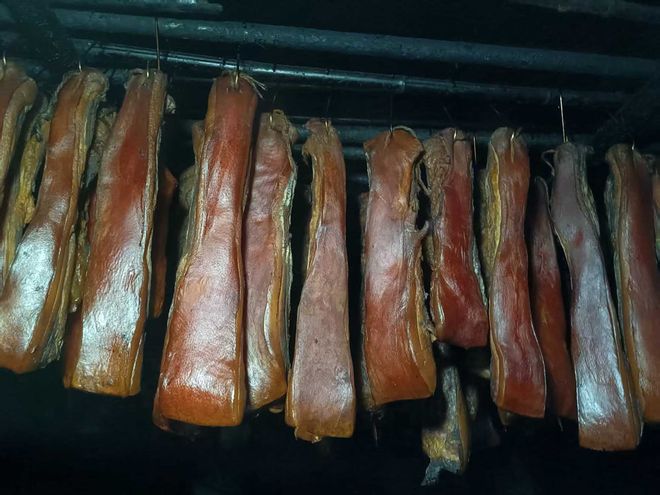 非遗腊肉香飘会场匠心大爱情暖边疆(图5)
