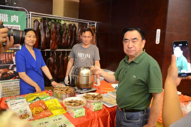 非遗腊肉香飘会场匠心大爱情暖边疆(图3)