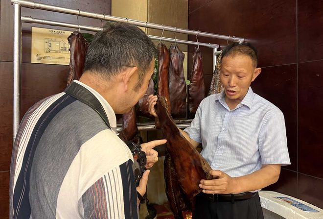 非遗腊肉香飘会场匠心大爱情暖边疆(图7)