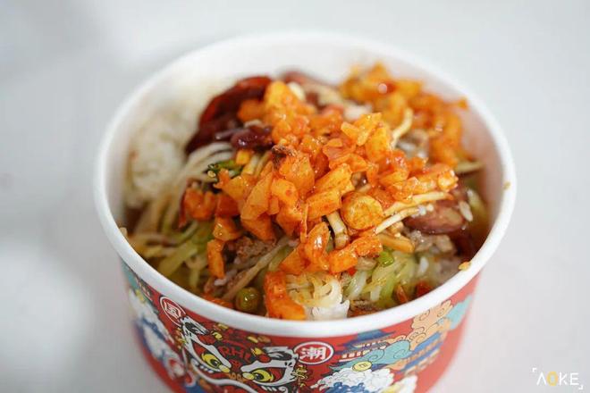 “一边辣得流鼻涕一边狂炫停不下来。”(图12)