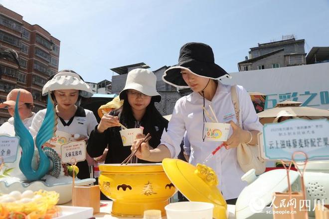 九游娱乐文化：四川万源“食药康养”烹饪职工职业技能大赛火热进行(图3)