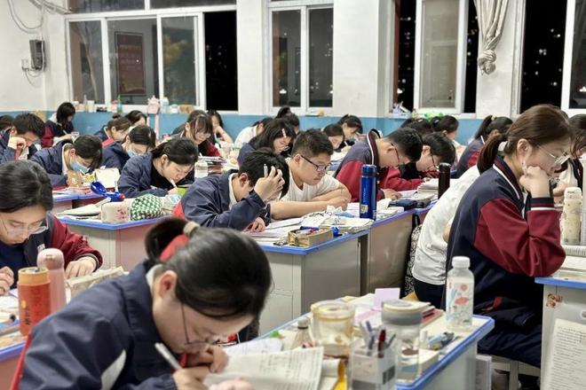 张雪峰谈高考700分和700万怎么选：大概率吃大酱从来不蘸葱咸的(图1)