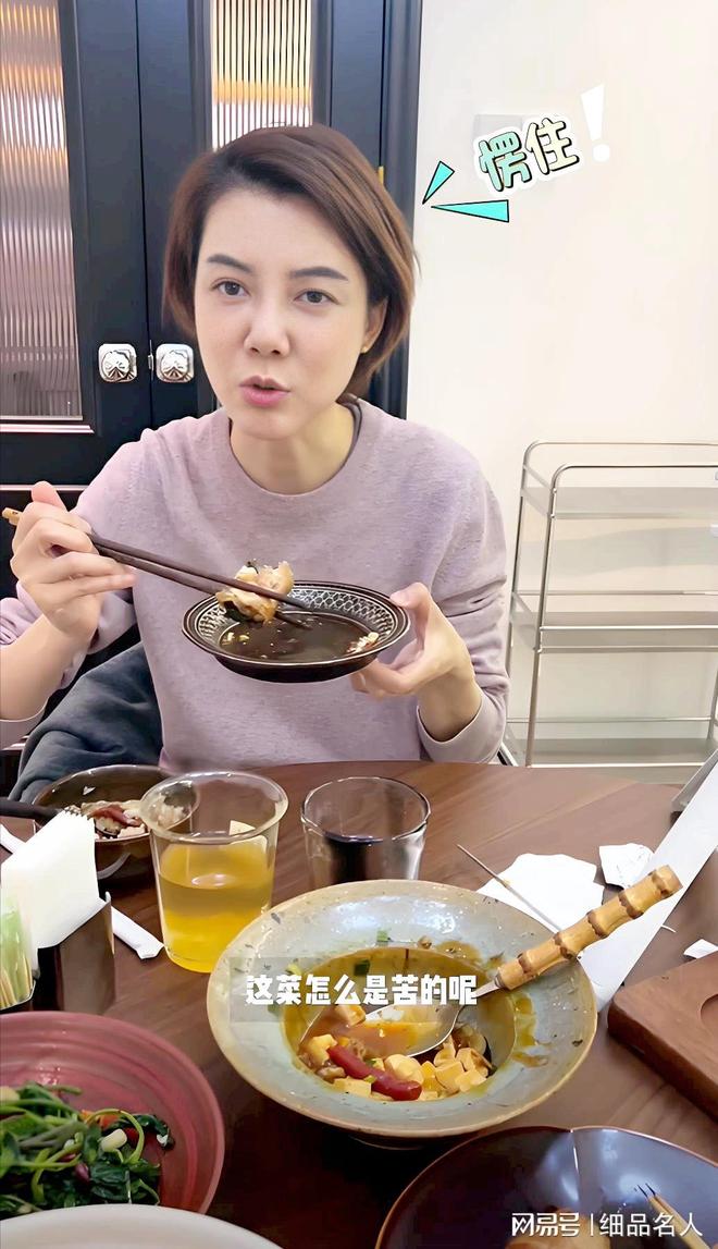 车晓离婚13年：热衷美食、化妆活成了中年少女视婚姻为奢侈品(图2)