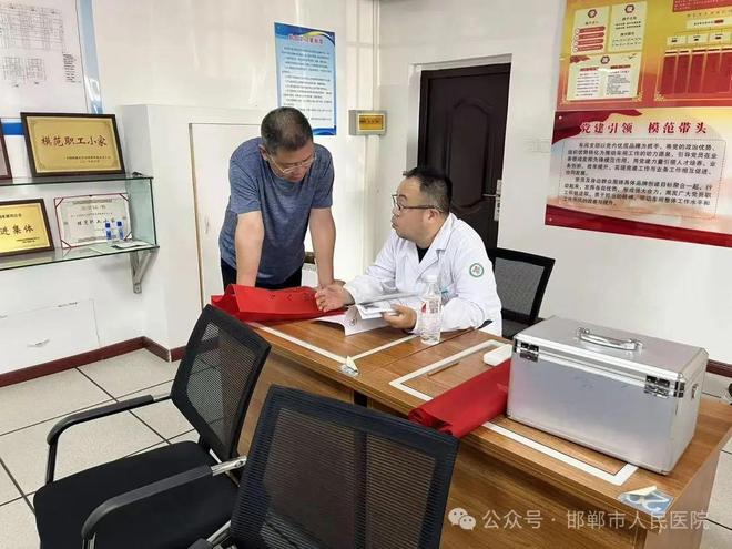 健康护航进车间——邯郸市人民医院走进高铁东站维修车间开展健康讲座(图1)