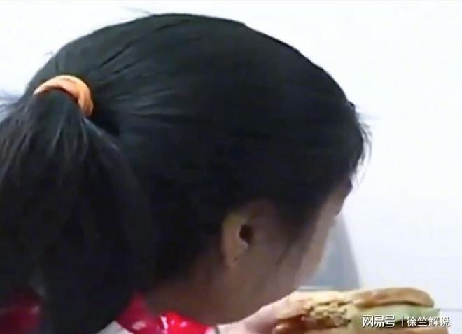 12岁重庆女孩每天吃8顿饭体重仅30公斤引发关注。(图4)