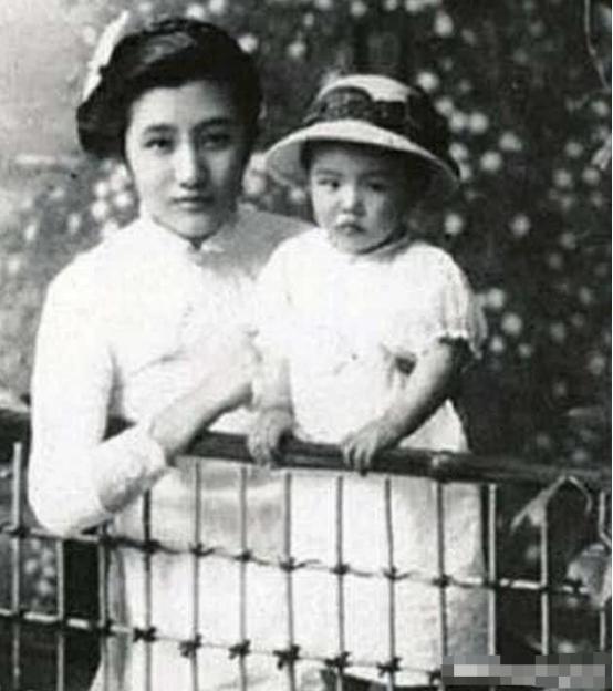 九游娱乐文化：她离婚放弃财产只要4个女儿遭尽嘲笑不料10年后名满上海滩(图1)