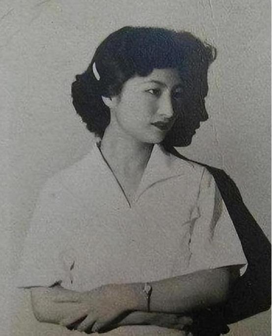 九游娱乐文化：她离婚放弃财产只要4个女儿遭尽嘲笑不料10年后名满上海滩(图2)
