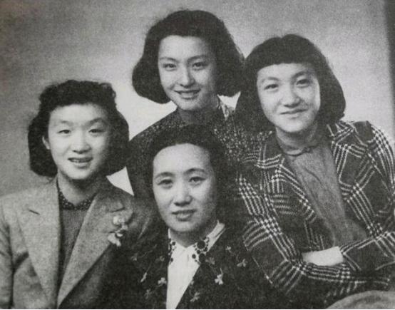 九游娱乐文化：她离婚放弃财产只要4个女儿遭尽嘲笑不料10年后名满上海滩(图5)