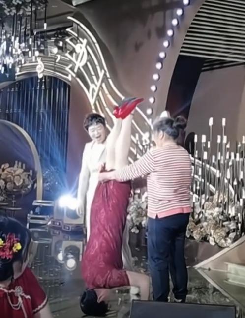 史上最牛喜婆婆婚礼上婆婆穿旗袍玩倒立新娘表情一言难尽(图2)