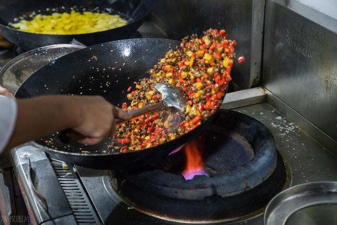 52岁大爷炒菜喜欢放豆瓣酱去医院体检医生纳闷：怎么会这样？(图4)