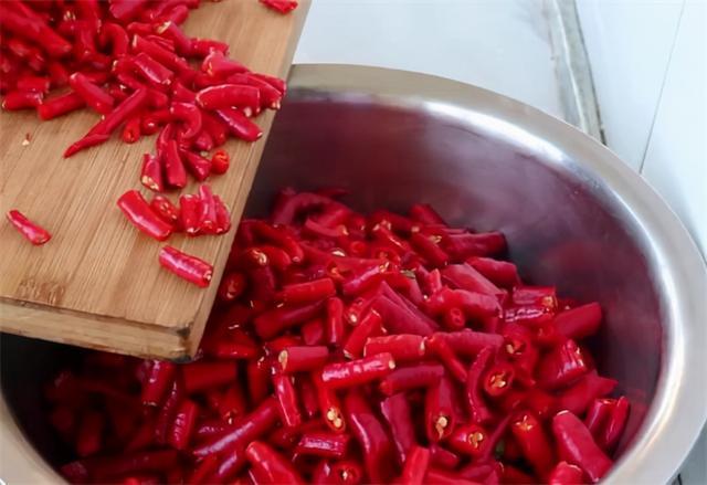 做豆瓣酱的季节到了20年秘制配方告诉你方法简单放2年不坏(图4)