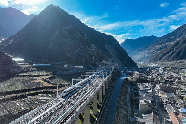 四通八达新蜀道:跨越“难于上青天”交出“天堑变通途”时代答卷蜀道新歌(图4)