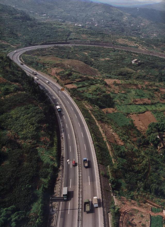 四通八达新蜀道:跨越“难于上青天”交出“天堑变通途”时代答卷蜀道新歌(图1)