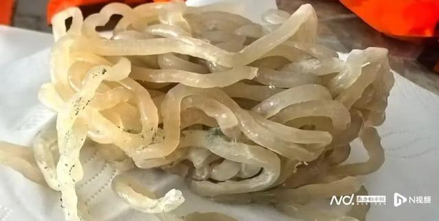 张兰直播麻六记后厨证明自家非预制菜却被曝无健康证、未洗手就切菜(图3)