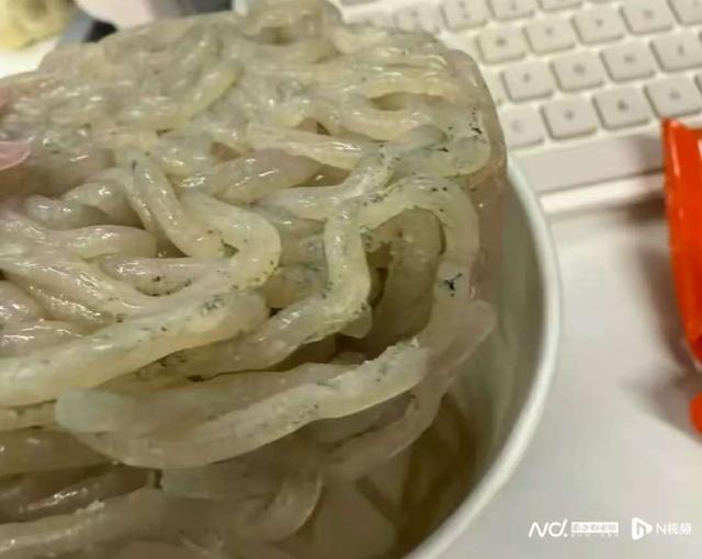 张兰直播麻六记后厨证明自家非预制菜却被曝无健康证、未洗手就切菜(图4)