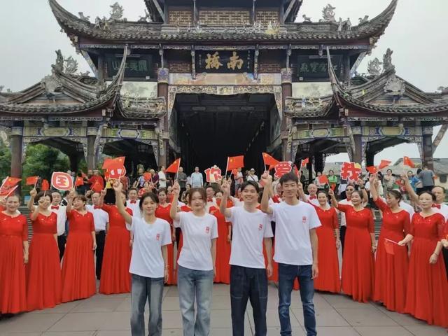 珍水润天府·都江花月夜(图1)