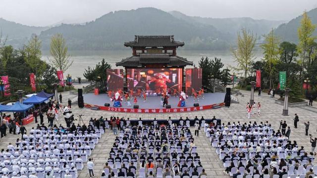 九游娱乐:调味品品评+火锅炒料2025川渝调味品行业技能大赛在四川阆中进行(图2)