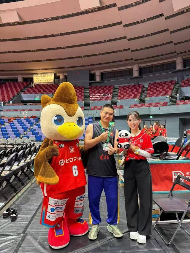 九游娱乐文化:出征东亚载誉归来——四川大学EMBA东方红队斩获2025年商学院广岛大冠军杯篮球赛亚军(图3)