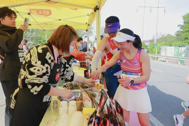 好人家百城马拉松打造“体育+美食+文化”融合新范本(图2)