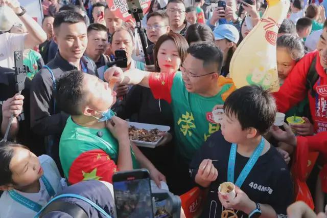好人家百城马拉松打造“体育+美食+文化”融合新范本(图9)