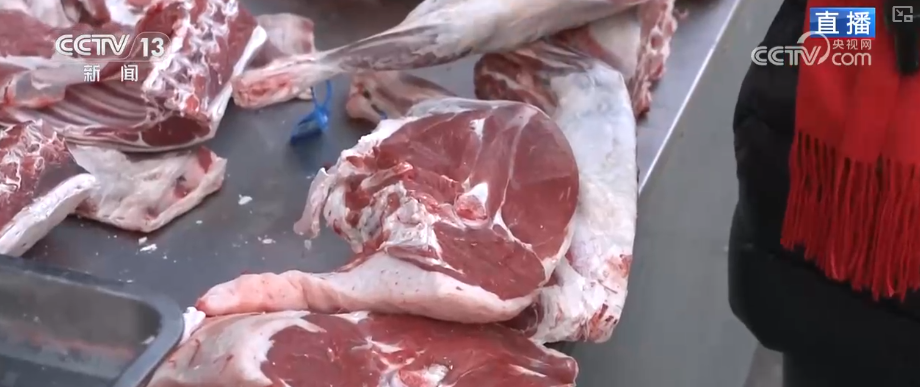 九游娱乐：“菜篮子”“果盘子”量足价稳物丰吃出人气“挤”出财气添彩火热“年经济”(图3)