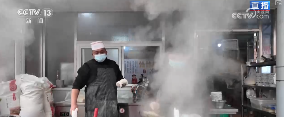 九游娱乐：“菜篮子”“果盘子”量足价稳物丰吃出人气“挤”出财气添彩火热“年经济”(图6)