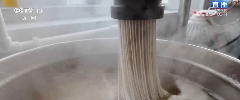 九游娱乐：“菜篮子”“果盘子”量足价稳物丰吃出人气“挤”出财气添彩火热“年经济”(图7)