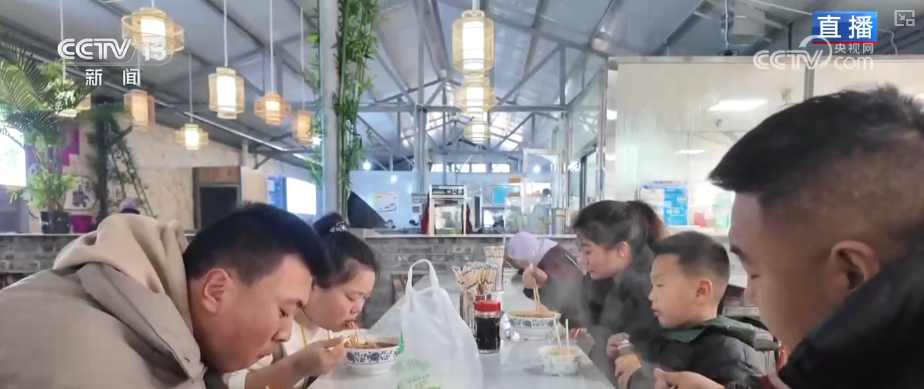 九游娱乐：“菜篮子”“果盘子”量足价稳物丰吃出人气“挤”出财气添彩火热“年经济”(图8)