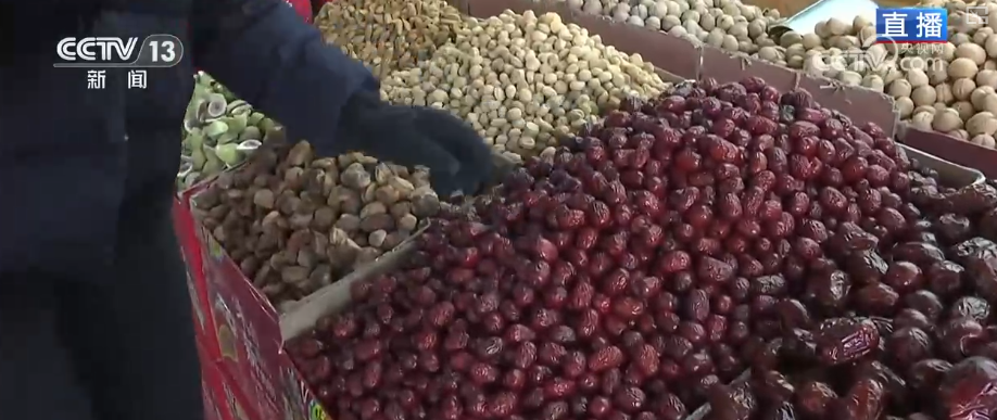 九游娱乐：“菜篮子”“果盘子”量足价稳物丰吃出人气“挤”出财气添彩火热“年经济”(图14)