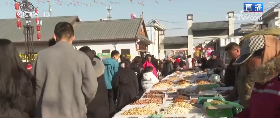 九游娱乐：“菜篮子”“果盘子”量足价稳物丰吃出人气“挤”出财气添彩火热“年经济”(图11)