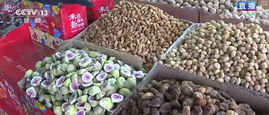 九游娱乐：“菜篮子”“果盘子”量足价稳物丰吃出人气“挤”出财气添彩火热“年经济”(图15)