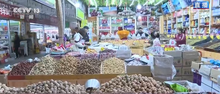 九游娱乐：“菜篮子”“果盘子”量足价稳物丰吃出人气“挤”出财气添彩火热“年经济”(图16)