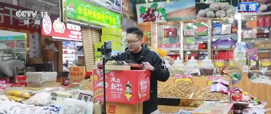 九游娱乐：“菜篮子”“果盘子”量足价稳物丰吃出人气“挤”出财气添彩火热“年经济”(图17)