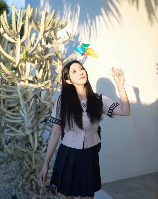 九游娱乐：“纯欲交织”的鱼子酱水手服写真来袭模特内外反差太勾魂(图1)