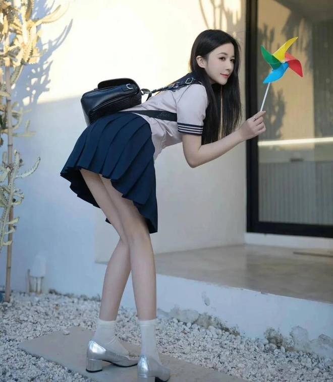 九游娱乐：“纯欲交织”的鱼子酱水手服写真来袭模特内外反差太勾魂(图4)