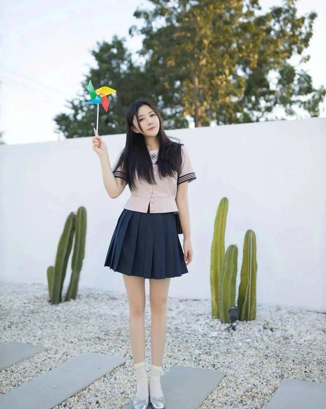 九游娱乐：“纯欲交织”的鱼子酱水手服写真来袭模特内外反差太勾魂(图2)