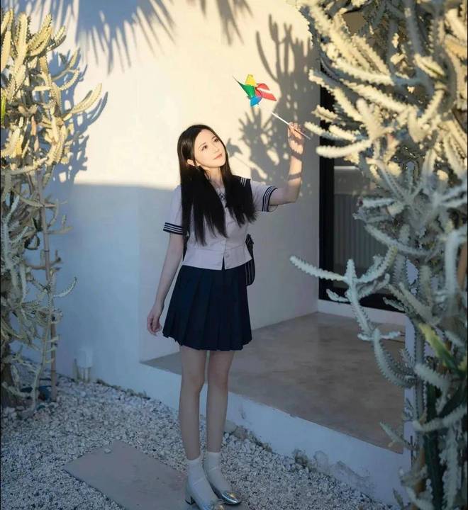 九游娱乐：“纯欲交织”的鱼子酱水手服写真来袭模特内外反差太勾魂(图3)