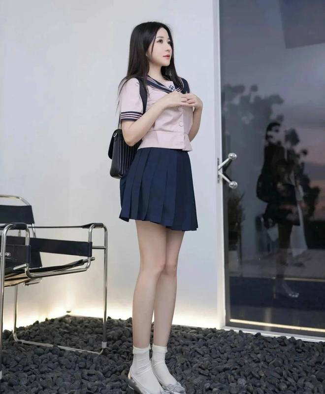 九游娱乐：“纯欲交织”的鱼子酱水手服写真来袭模特内外反差太勾魂(图6)