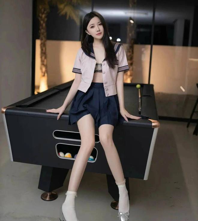 九游娱乐：“纯欲交织”的鱼子酱水手服写真来袭模特内外反差太勾魂(图7)