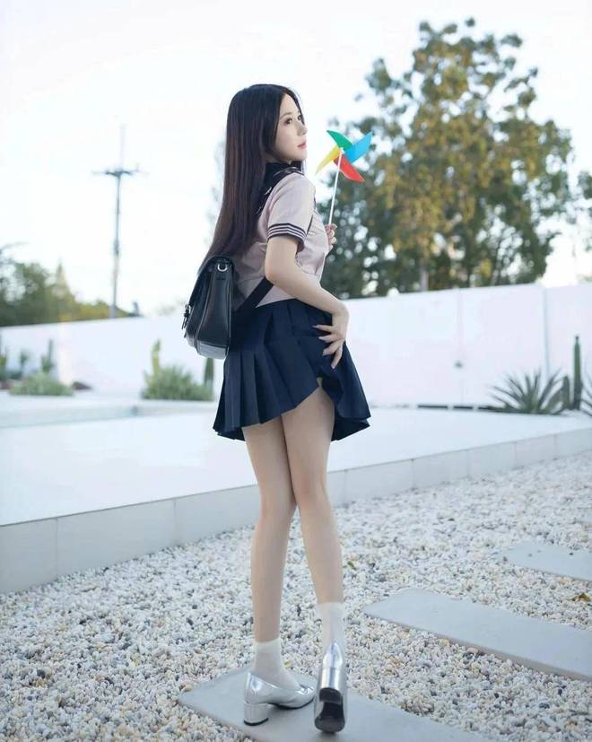 九游娱乐：“纯欲交织”的鱼子酱水手服写真来袭模特内外反差太勾魂(图10)