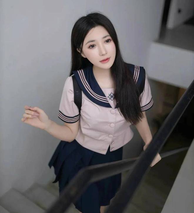 九游娱乐：“纯欲交织”的鱼子酱水手服写真来袭模特内外反差太勾魂(图11)