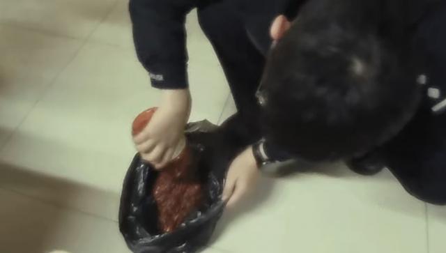 “境外”男友让她把金条藏进豆瓣酱里北京朝阳警方连夜劝阻并追回(图1)