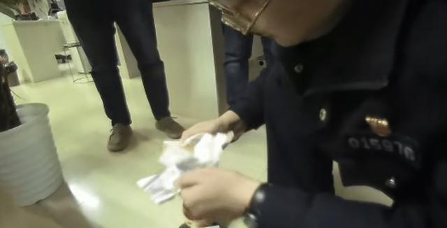 “境外”男友让她把金条藏进豆瓣酱里北京朝阳警方连夜劝阻并追回(图2)