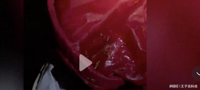 气愤!女子只因出差晚回家一小时便遭到丈夫将衣服绞烂泼豆瓣酱(图1)