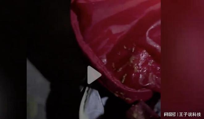 气愤!女子只因出差晚回家一小时便遭到丈夫将衣服绞烂泼豆瓣酱(图2)